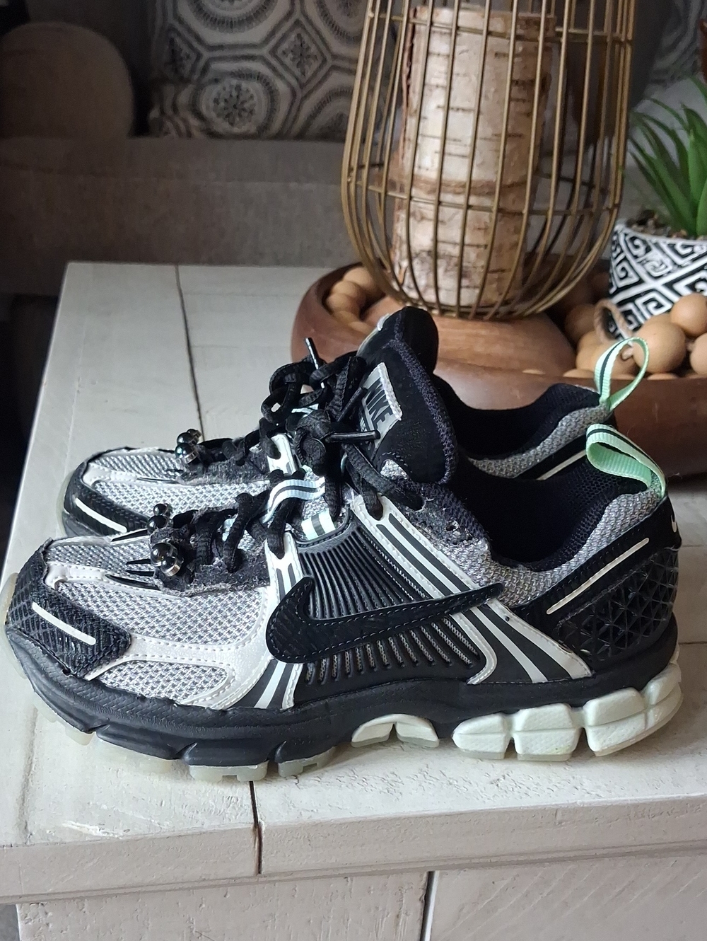 Nike Vomero 5 Kids Black White Gray Sneakers with Mint Pull Tab